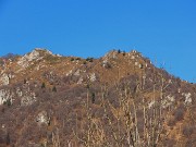 04 Zoom sul Monte Castello (croce e cima) da Serina